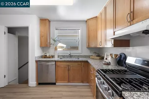 Kitchen - 162 Riverview Dr, Pittsburg, CA 94565 photo 1 of 3