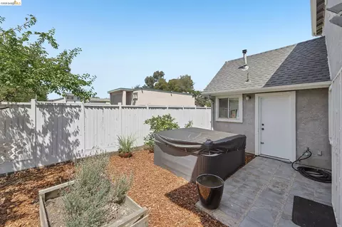 Exterior - 807 Myrtle St, Oakland, CA 94607 photo 5 of 8