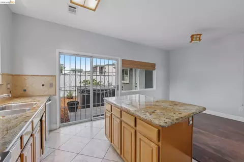 Kitchen - 807 Myrtle St, Oakland, CA 94607 photo 2 of 5