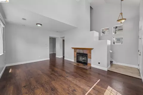 Living - 807 Myrtle St, Oakland, CA 94607 photo 4 of 4