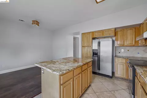 Kitchen - 807 Myrtle St, Oakland, CA 94607 photo 4 of 5