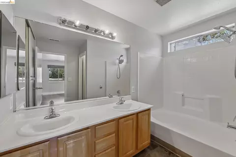 Bath - 807 Myrtle St, Oakland, CA 94607 photo 3 of 3