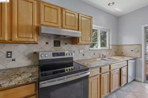 Kitchen - 807 Myrtle St, Oakland, CA 94607 photo 5 of 5
