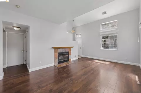 Living - 807 Myrtle St, Oakland, CA 94607 photo 2 of 4