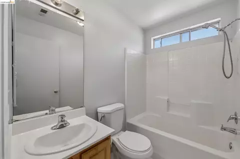 Bath - 807 Myrtle St, Oakland, CA 94607 photo 2 of 3