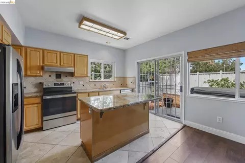Kitchen - 807 Myrtle St, Oakland, CA 94607 photo 3 of 5