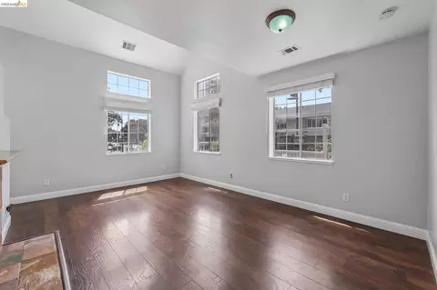 Living - 807 Myrtle St, Oakland, CA 94607 photo 3 of 4