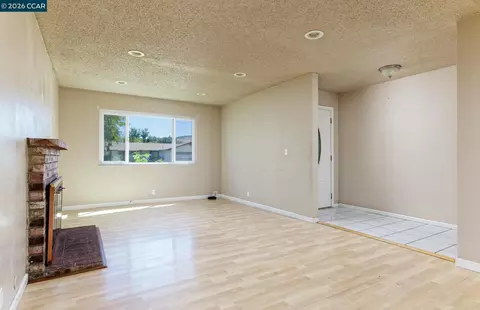 Living - 154 Radcliffe Dr, Vallejo, CA 94589 photo 5 of 5