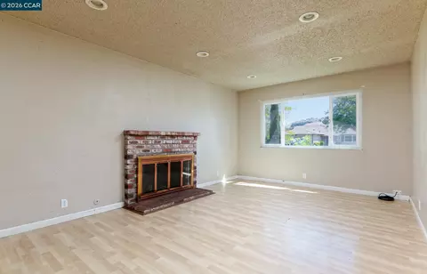 Living - 154 Radcliffe Dr, Vallejo, CA 94589 photo 4 of 5