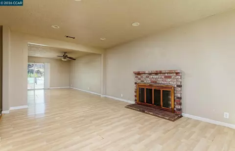 Living - 154 Radcliffe Dr, Vallejo, CA 94589 photo 3 of 5