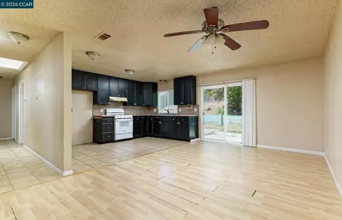 Living - 154 Radcliffe Dr, Vallejo, CA 94589 photo 2 of 5