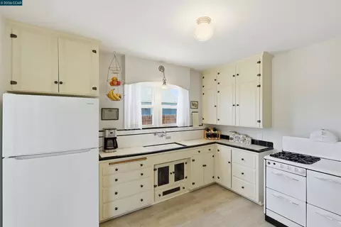 Kitchen - 270 E 15th, Pittsburg, CA 94565 photo 2 of 2