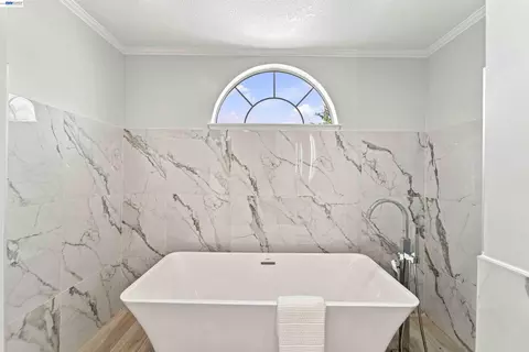 Bath - 201 Ada Ave #6, Mountain View, CA 94043 photo 2 of 5