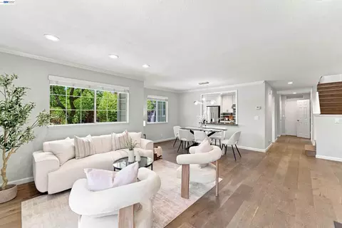 Living - 201 Ada Ave #6, Mountain View, CA 94043 photo 1 of 2