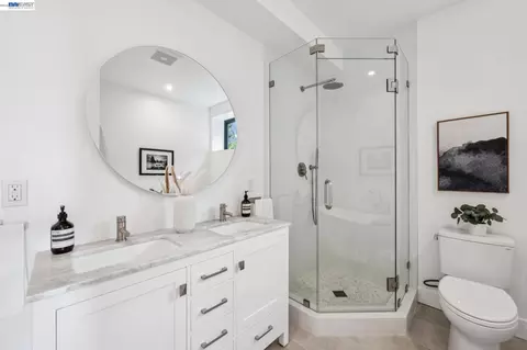 Bath - 8 Maybeck Twin Dr, Berkeley, CA 94708 photo 2 of 4
