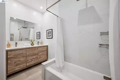 Bath - 8 Maybeck Twin Dr, Berkeley, CA 94708 photo 4 of 4