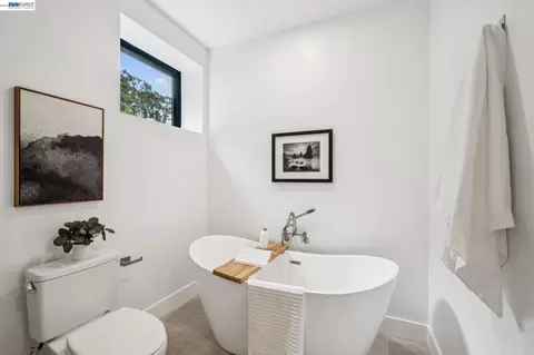 Bath - 8 Maybeck Twin Dr, Berkeley, CA 94708 photo 3 of 4