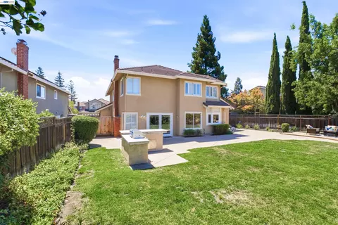 Exterior - 310 Sunset Dr, Danville, CA 94506 photo 3 of 11