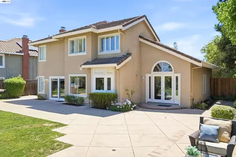 Exterior - 310 Sunset Dr, Danville, CA 94506 photo 4 of 11