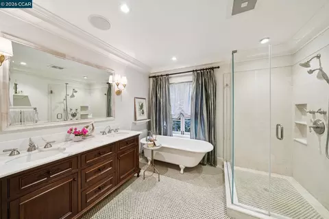 Bath - 2388 Vine St, Berkeley, CA 94708 photo 1 of 3