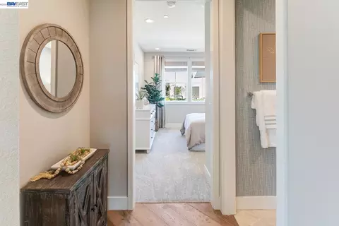 Entry Way - 1049 Briar Ct, Manteca, CA 95336 photo 3 of 5