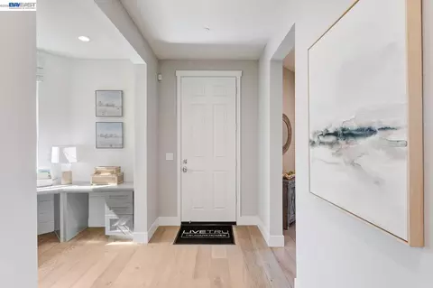 Entry Way - 1049 Briar Ct, Manteca, CA 95336 photo 2 of 5