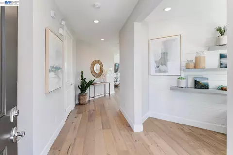 Entry Way - 1049 Briar Ct, Manteca, CA 95336 photo 1 of 5