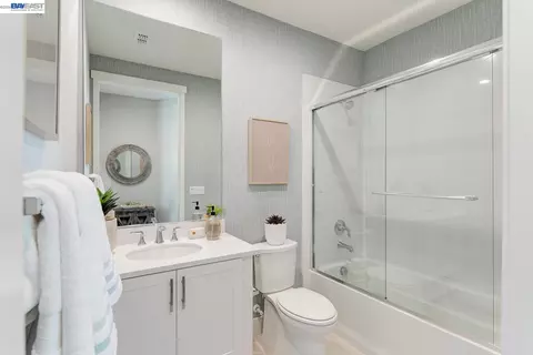 Bath - 1049 Briar Ct, Manteca, CA 95336 photo 1 of 3