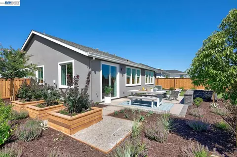 Exterior - 1049 Briar Ct, Manteca, CA 95336 photo 5 of 7