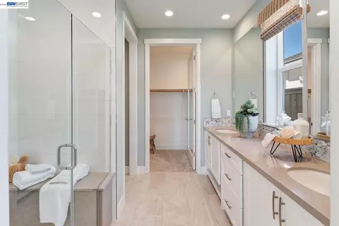 Entry Way - 1049 Briar Ct, Manteca, CA 95336 photo 4 of 5