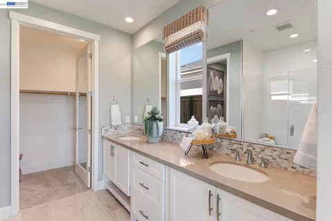 Bath - 1049 Briar Ct, Manteca, CA 95336 photo 2 of 3