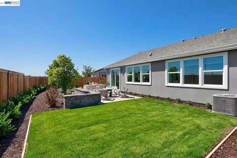Exterior - 1049 Briar Ct, Manteca, CA 95336 photo 6 of 7