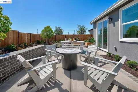 Exterior - 1049 Briar Ct, Manteca, CA 95336 photo 3 of 7