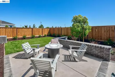 Exterior - 1049 Briar Ct, Manteca, CA 95336 photo 2 of 7