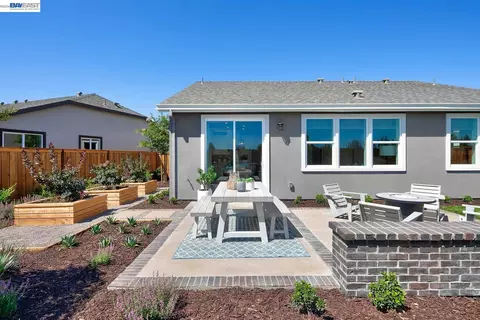 Exterior - 1049 Briar Ct, Manteca, CA 95336 photo 4 of 7