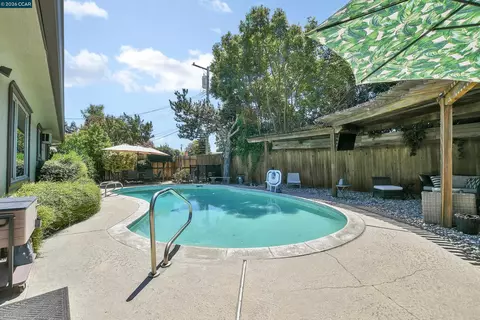 Exterior - 513 Gerard Dr, Lodi, CA 95242 photo 4 of 7