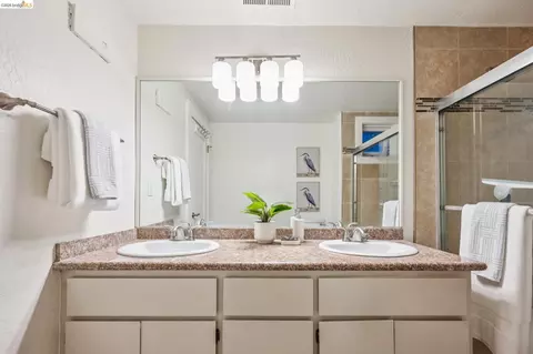 Bath - 1767 Euclid Ave #2, Berkeley, CA 94709 photo 2 of 2