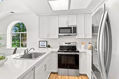 Kitchen - 526 Arbor Way, Milpitas, CA 95035 photo 4 of 4