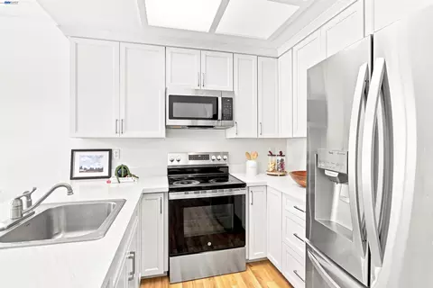 Kitchen - 526 Arbor Way, Milpitas, CA 95035 photo 3 of 4