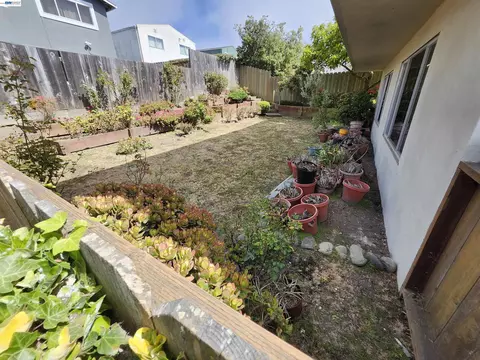 Exterior - 110 Sunshine Dr, Pacifica, CA 94044 photo 8 of 9