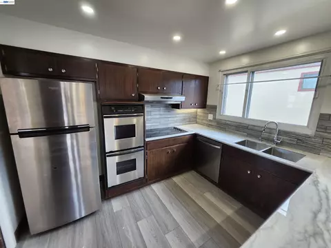 Kitchen - 110 Sunshine Dr, Pacifica, CA 94044 photo 5 of 6