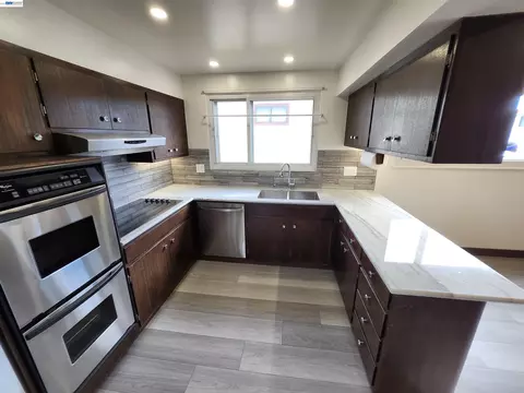 Kitchen - 110 Sunshine Dr, Pacifica, CA 94044 photo 4 of 6