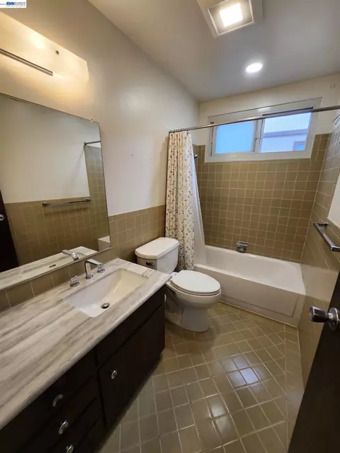 Bath - 110 Sunshine Dr, Pacifica, CA 94044 photo 1 of 2