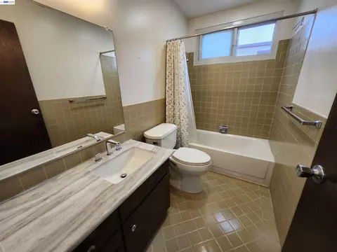 Bath - 110 Sunshine Dr, Pacifica, CA 94044 photo 2 of 2