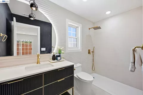 Bath - 38465 Blacow Rd, Fremont, CA 94536 photo 4 of 5