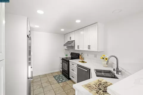 Kitchen - 1001 Devonwood, Hercules, CA 94547 photo 2 of 3