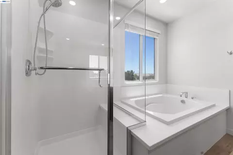 Bath - 2845 Shaver Ct, Fairfield, CA 94533 photo 2 of 3