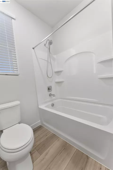 Bath - 2845 Shaver Ct, Fairfield, CA 94533 photo 3 of 3