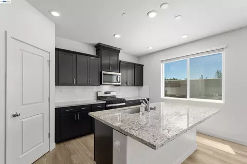 Kitchen - 2845 Shaver Ct, Fairfield, CA 94533 photo 2 of 2