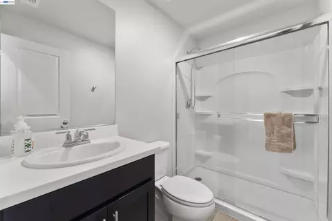 Bath - 2845 Shaver Ct, Fairfield, CA 94533 photo 1 of 3